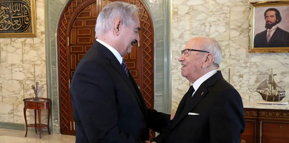 وسط احتفاء تونسي.. السبسي يحث حفتر على "الانصراف إلى بناء الدولة" (فيديو)