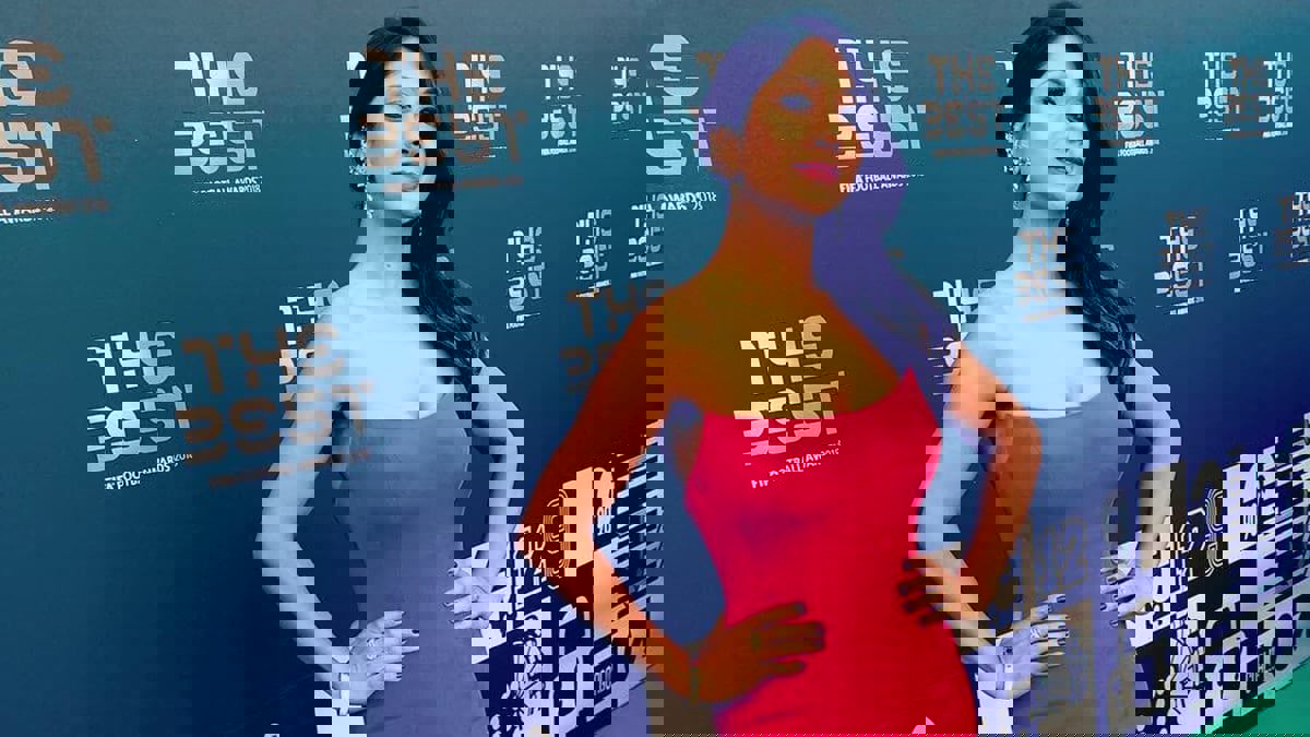 من هي ريشمين تشودري مقدمة حفل الفيفا لجائزة "ذا بيست" في 2021؟