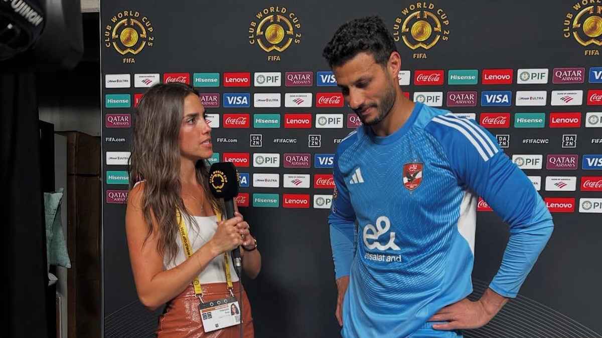 هل امتنع محمد الشناوي عن النظر إلى المذيعة بسبب ملابسها؟ (فيديو)