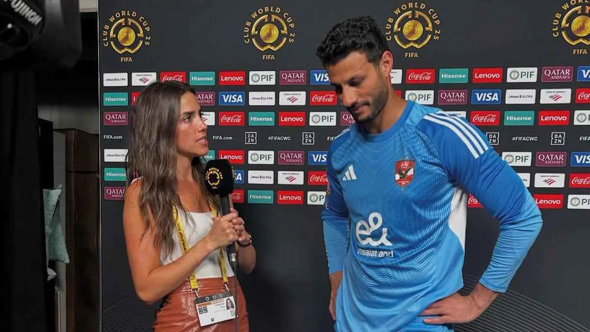 هل امتنع محمد الشناوي عن النظر إلى المذيعة بسبب ملابسها؟ (فيديو)