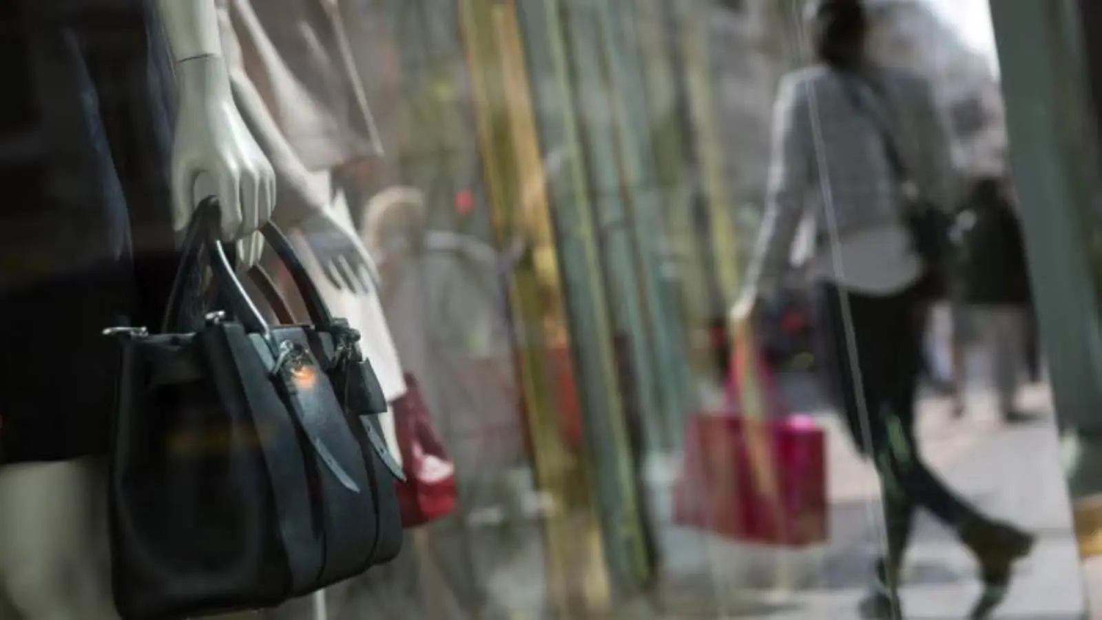 إيطاليا.. مداهمات تستهدف ورشا لتصنيع "الحقائب الفاخرة"