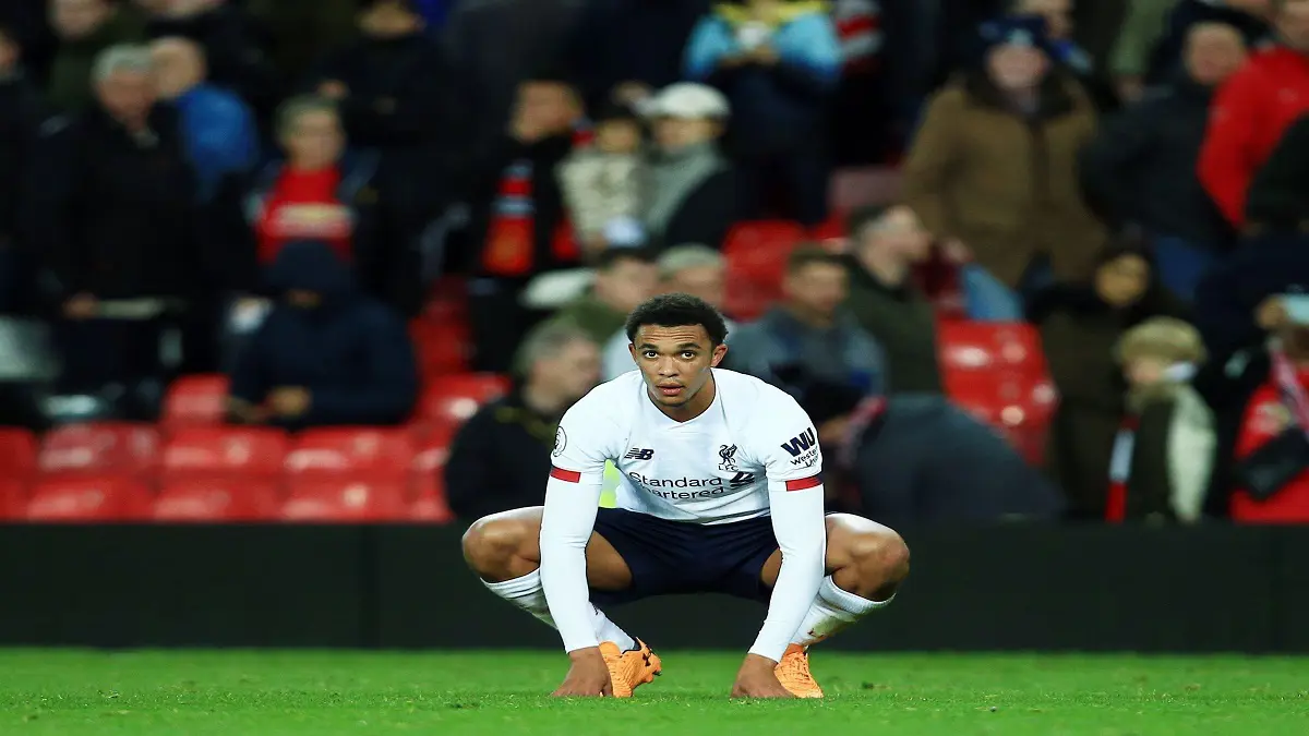 إيقاف أحد مشجعي مانشستر يونايتد بسبب إساءة عنصرية مزعومة بحق أرنولد لاعب ليفربول