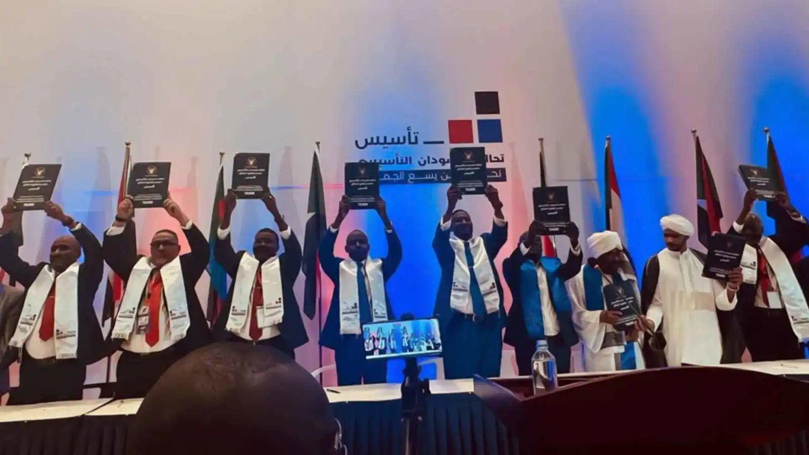 السودان.. حكومة "تأسيس" تؤدي القسم في دارفور (فيديو)