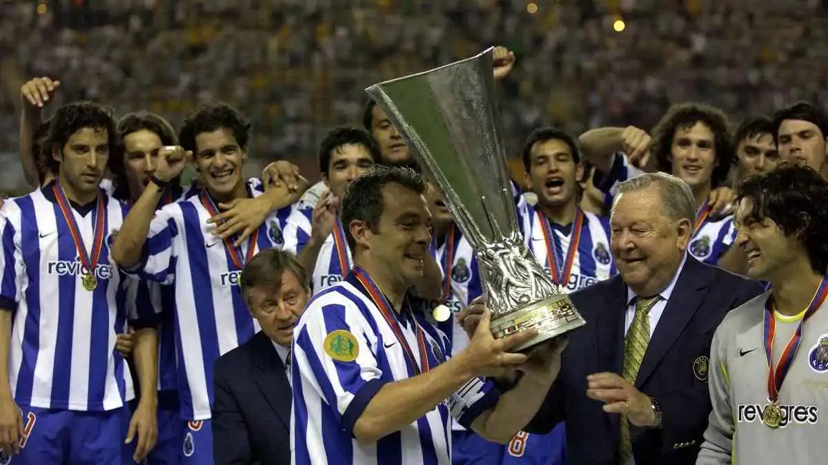 مورينيو يبكي بعد تلقي خبر جورجي كوستا أثناء مؤتمر صحفي (فيديو)