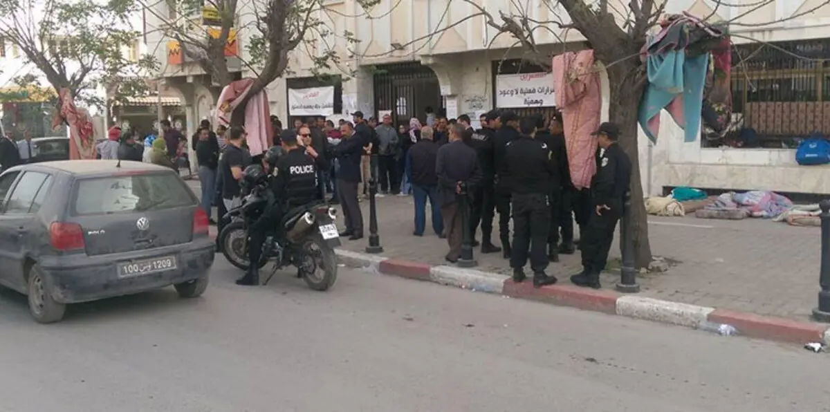 شبان تونسيون يحاولون الانتحار بسبب البطالة