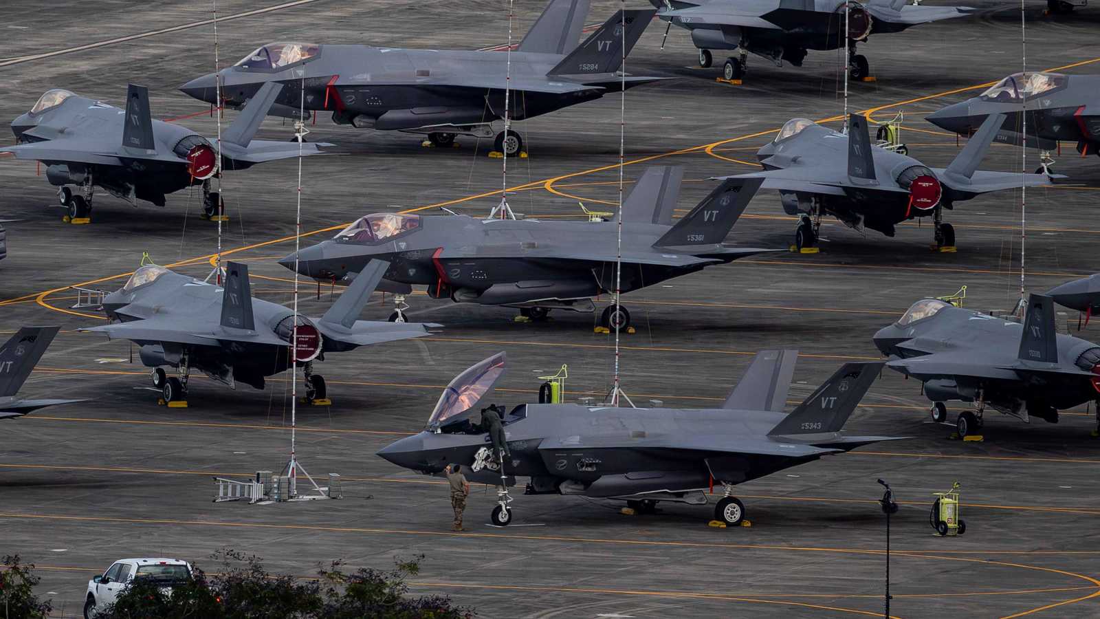 تصعيد مفاجئ.. مسؤول أمريكي يؤكد شن ضربات جوية داخل فنزويلا