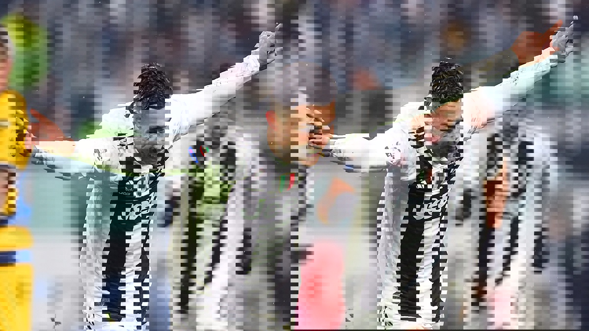 شاهد.. والدة كريستيانو رونالدو تحتفل بفوز بنفيكا على سبورتينغ لشبونة في الدوري البرتغالي (فيديو)