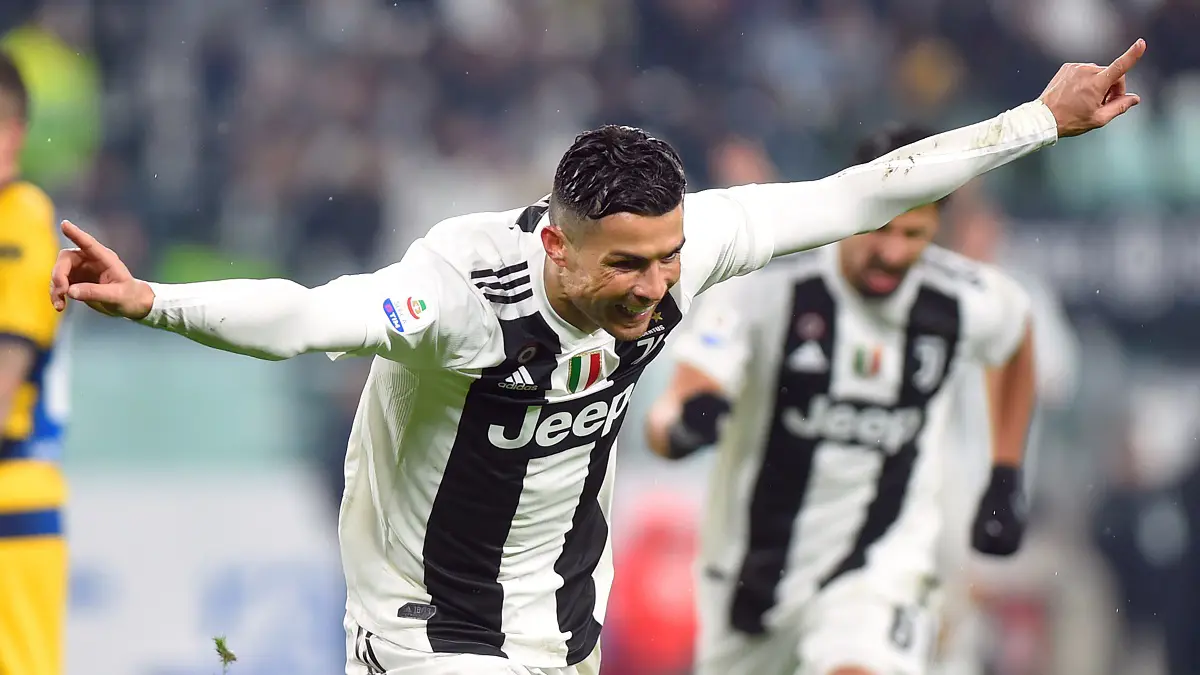 شاهد.. والدة كريستيانو رونالدو تحتفل بفوز بنفيكا على سبورتينغ لشبونة في الدوري البرتغالي (فيديو)