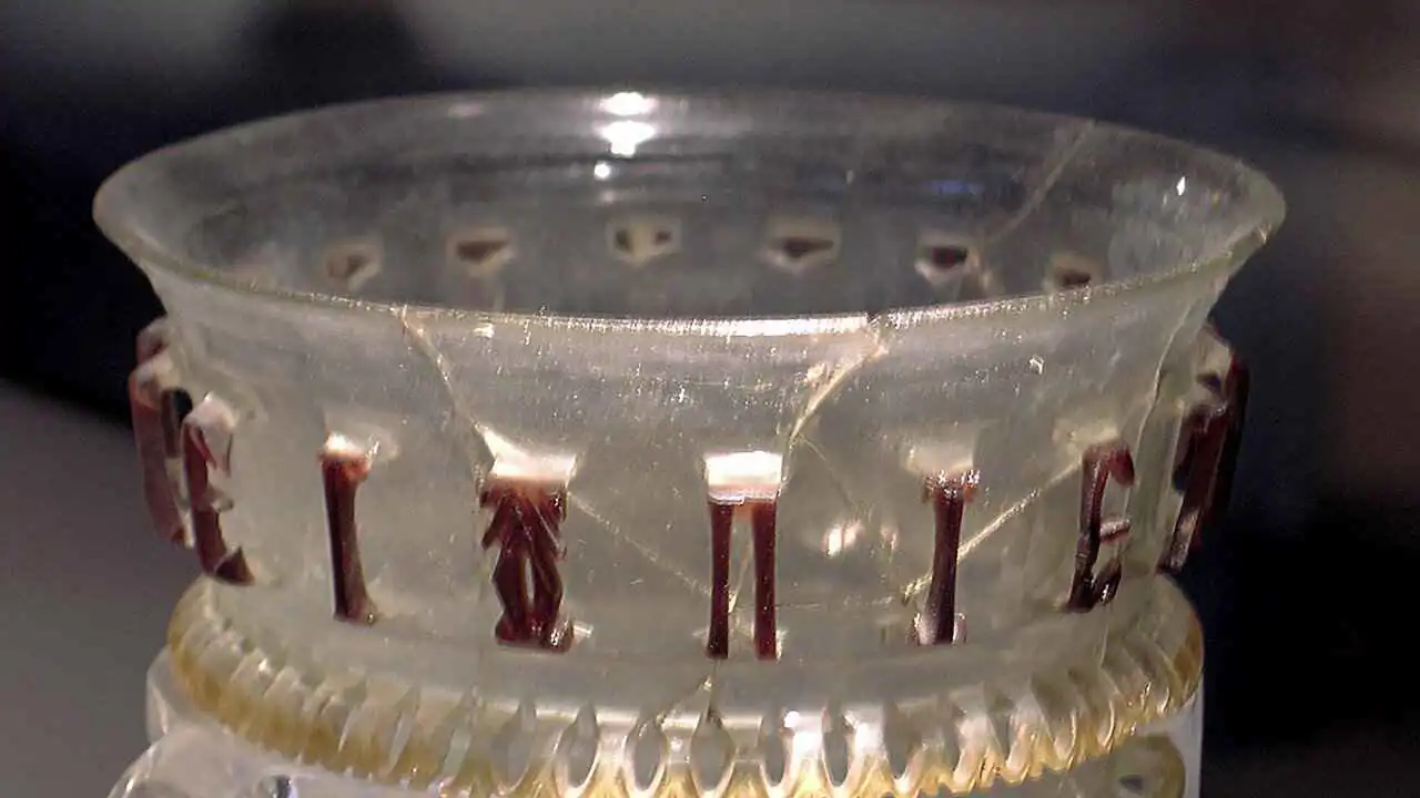 اكتشاف يفك لغزاً رومانياً عمره قرون داخل فنجان زجاجي (صور)