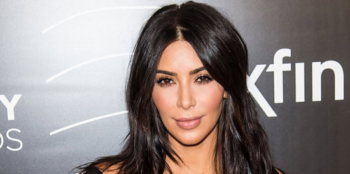 بالصور.. كيم كاردشيان تقضي 13 ساعة متواصلة لتغيير لون شعرها