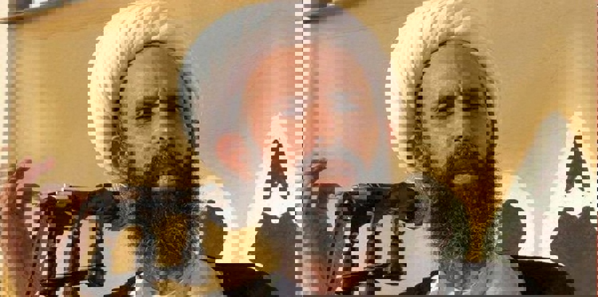 أحوازيّون يحرقون صورة لنمر النمر رفعتها السلطات الإيرانية في محافظتهم