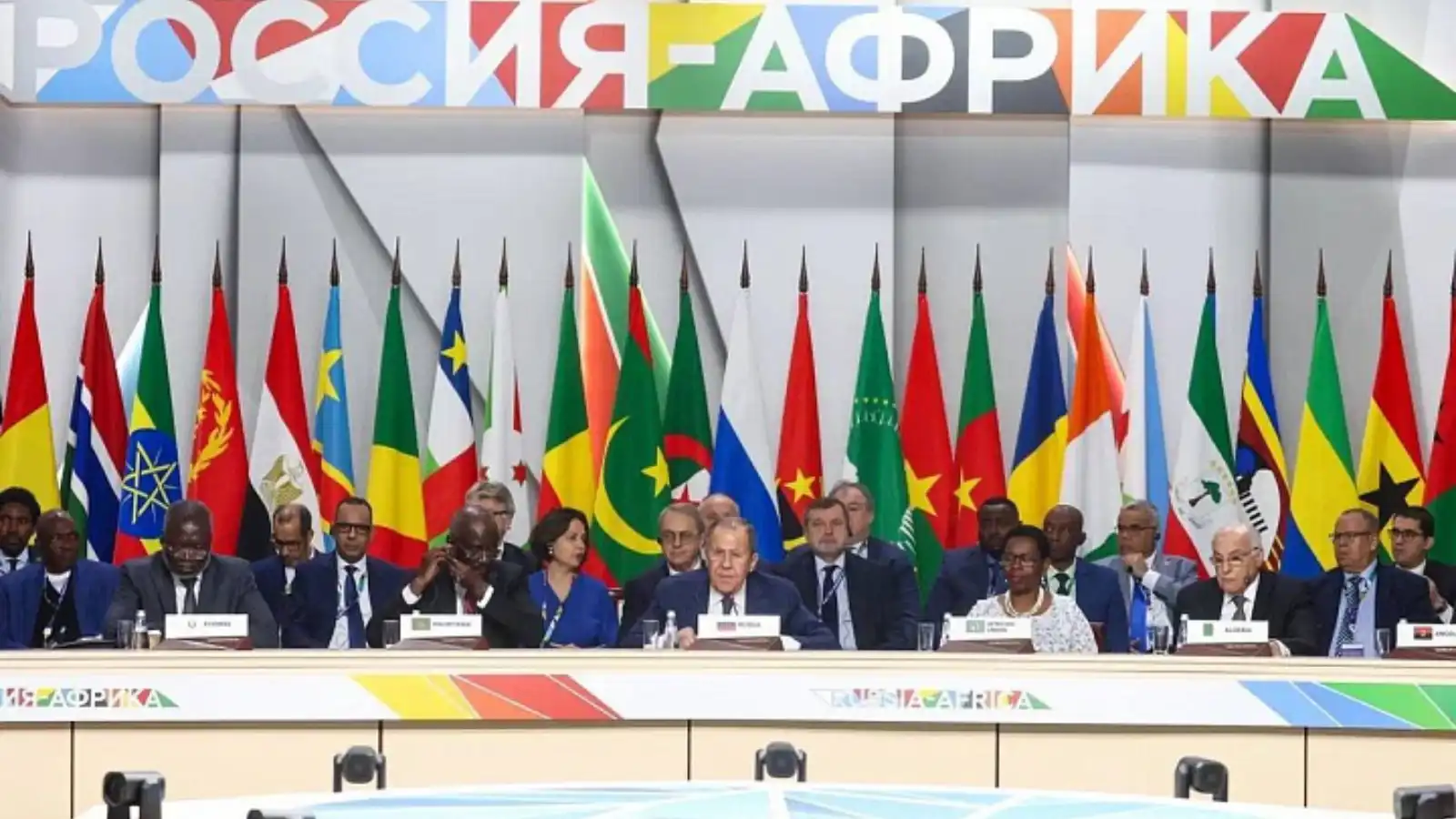 عبر الدعم العسكري والاستثمارات.. روسيا تبني "نفوذًا مزدوجًا" في أفريقيا