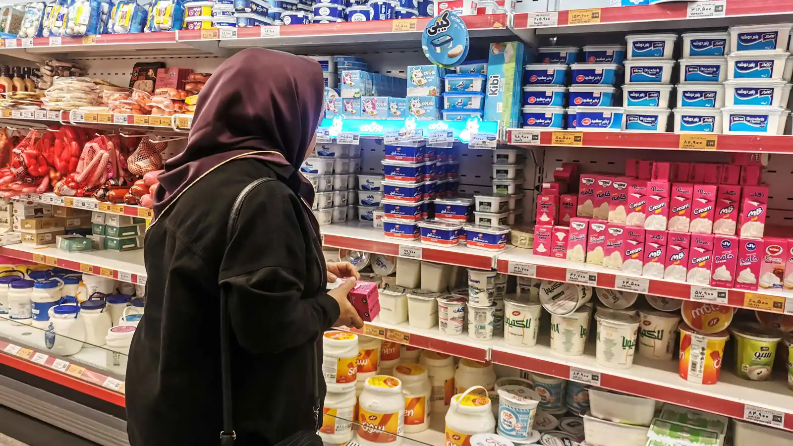 إيران بين الغلاء وشبح الحرب.. حين يُباع الزبادي بالتقسيط