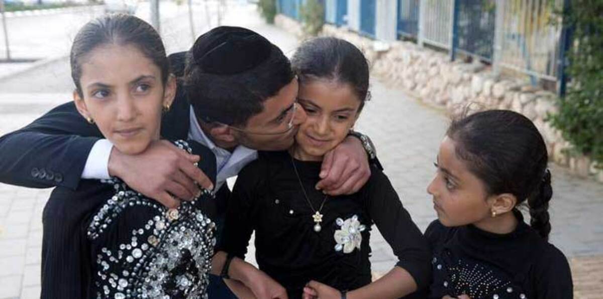 يمني يُفاجأ بجميع أفراد عائلته في إسرائيل بعد سنوات من الفراق