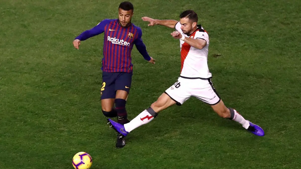 محكمة تطالب رافينيا لاعب نادي برشلونة بارتداء أديداس مجددًا