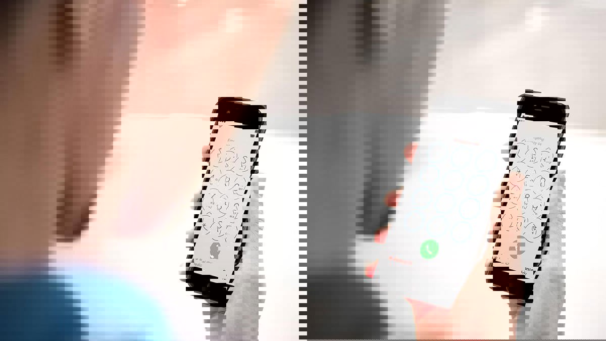 بعد تسريب مكالمة لزوجته.. عامل ينتقم من زميله بهذه الطريقة