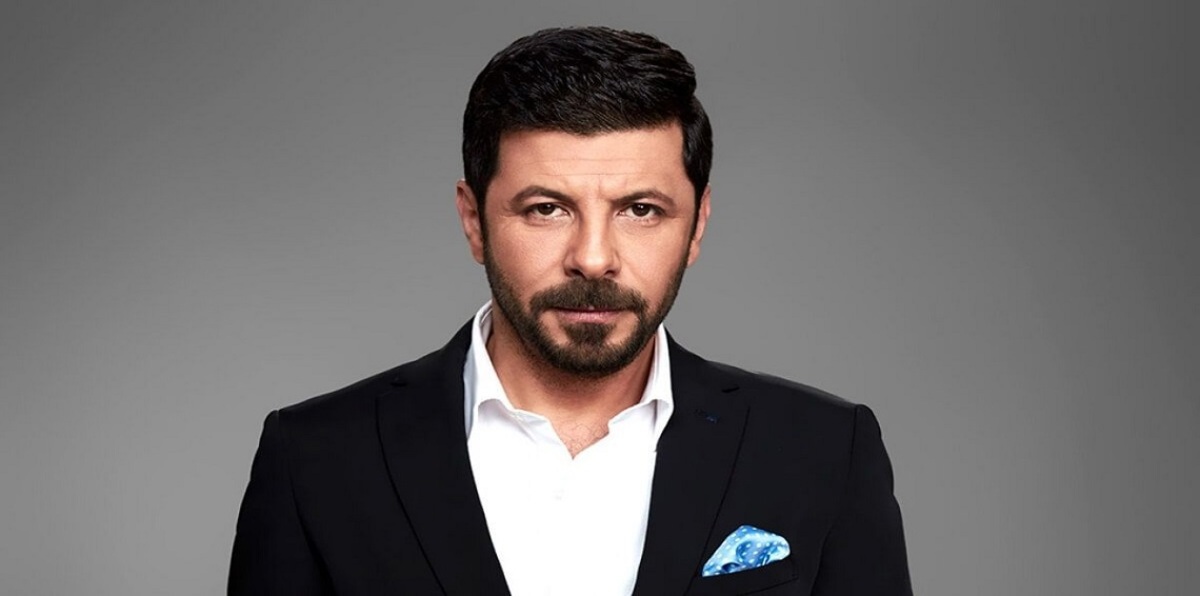 الفنان الأردني إياد نصار يبكي بحرقة في افتتاح دورة "ياسر المصري" (صور)