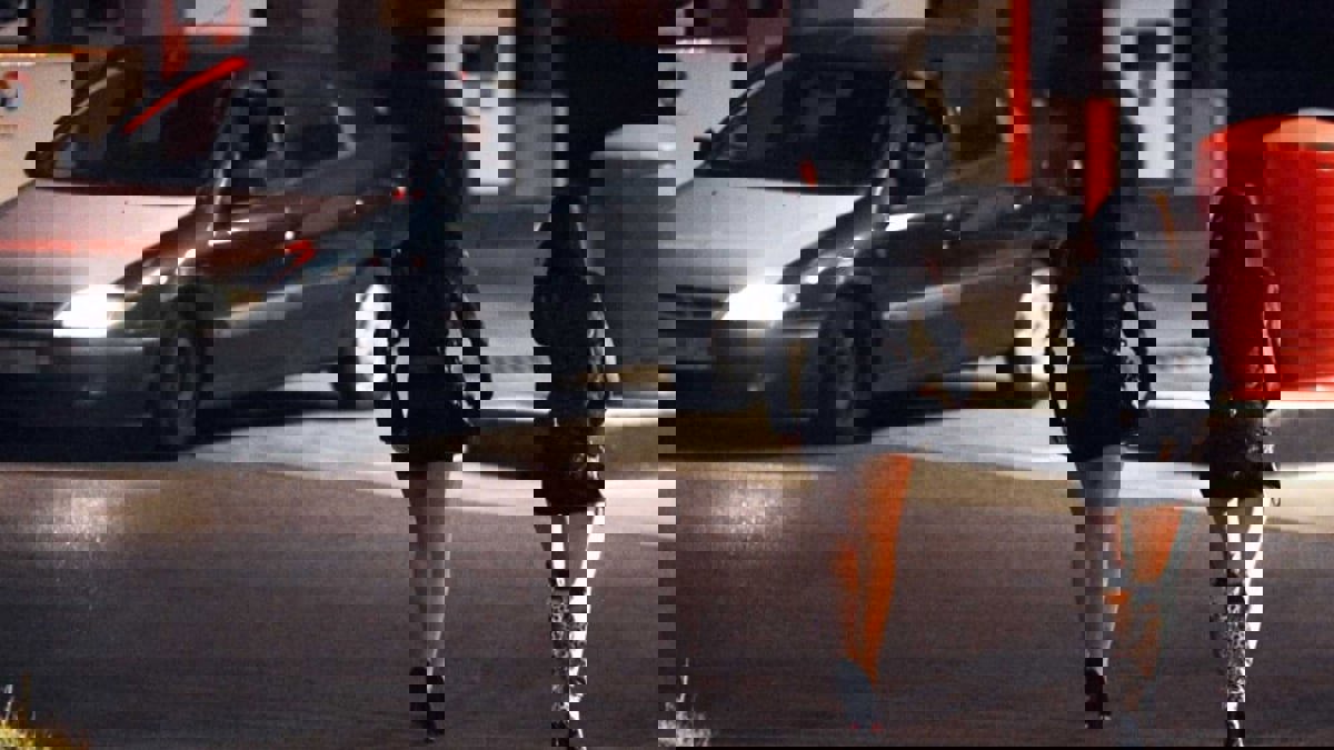 بعد إجبارها على البغاء.. فتاة تلجأ إلى سفارة بلادها في البحرين