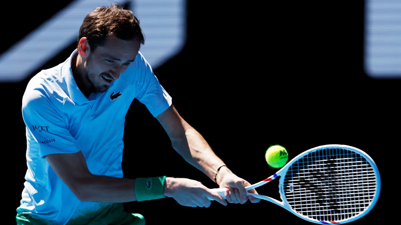 نجم التنس ميدفيديف يحطم المضرب والكاميرا بعد خسارة نقطة ببطولة أستراليا (فيديو)