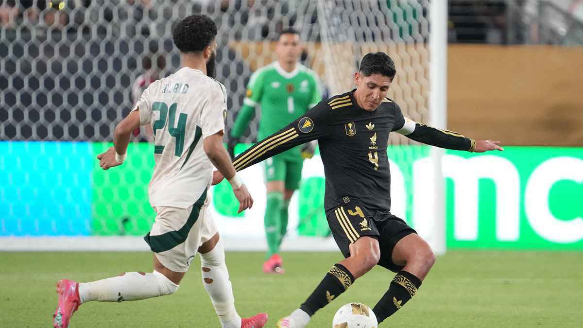 إشارة مثيرة من نجم المنتخب السعودي لمدرب المكسيك (فيديو)