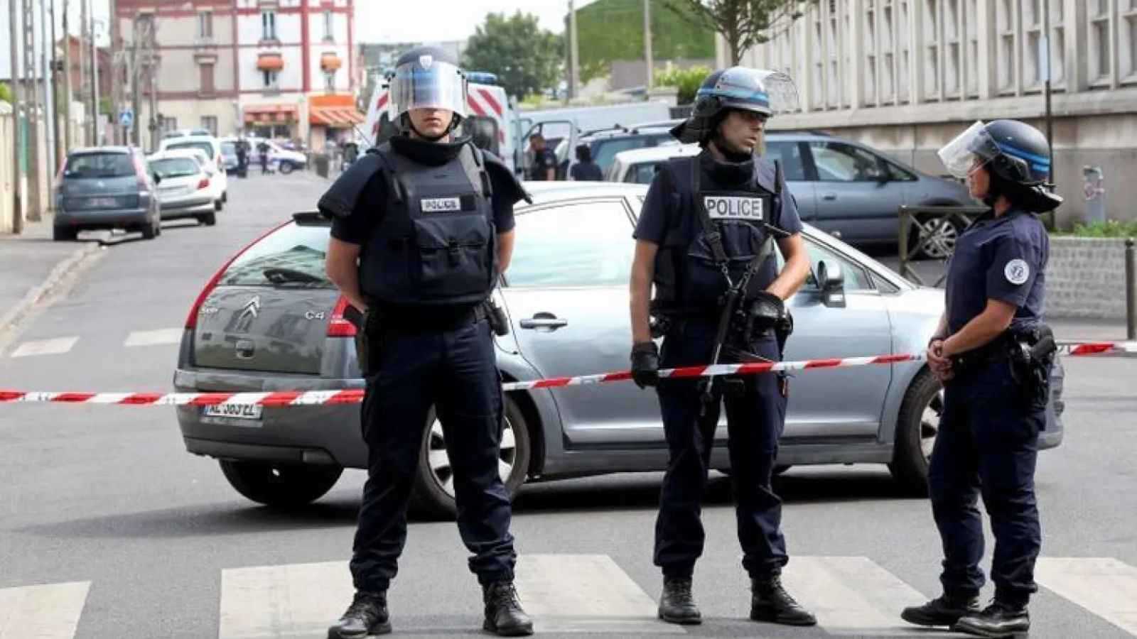 أشهر سكينًا بالشارع.. الشرطة الفرنسية تعتقل مسلحًا في غرونوبل