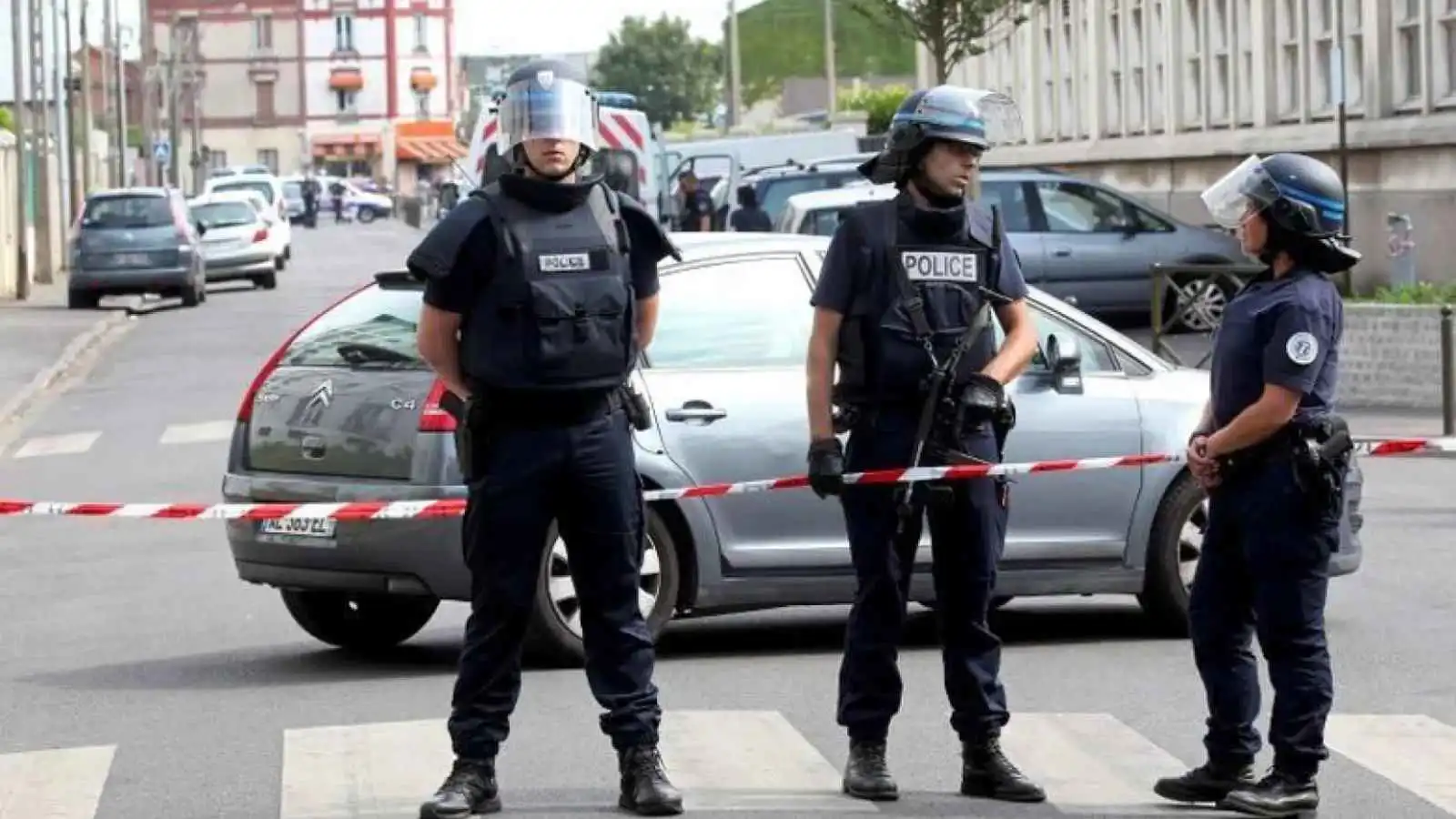 أشهر سكينًا بالشارع.. الشرطة الفرنسية تعتقل مسلحًا في غرونوبل
