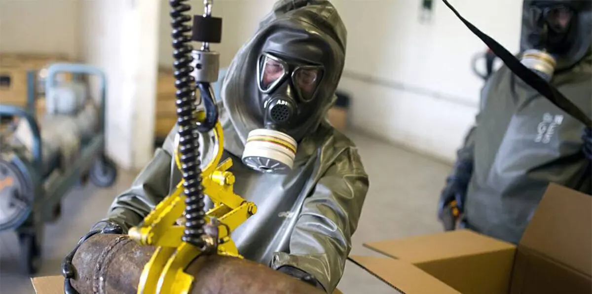 خبراء جرائم الحرب يحققون في تقارير عن استخدام غاز الكلور بسوريا