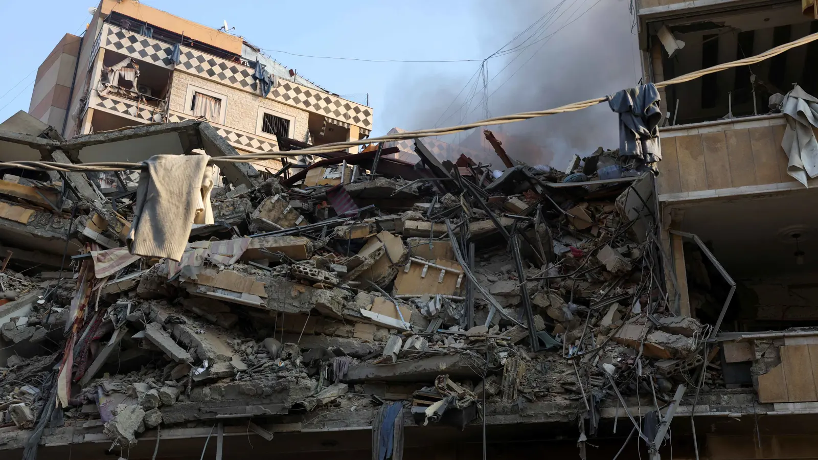 مع تعقد "جهود الوساطة".. قصف إسرائيلي مكثف على غزة ولبنان (فيديو)