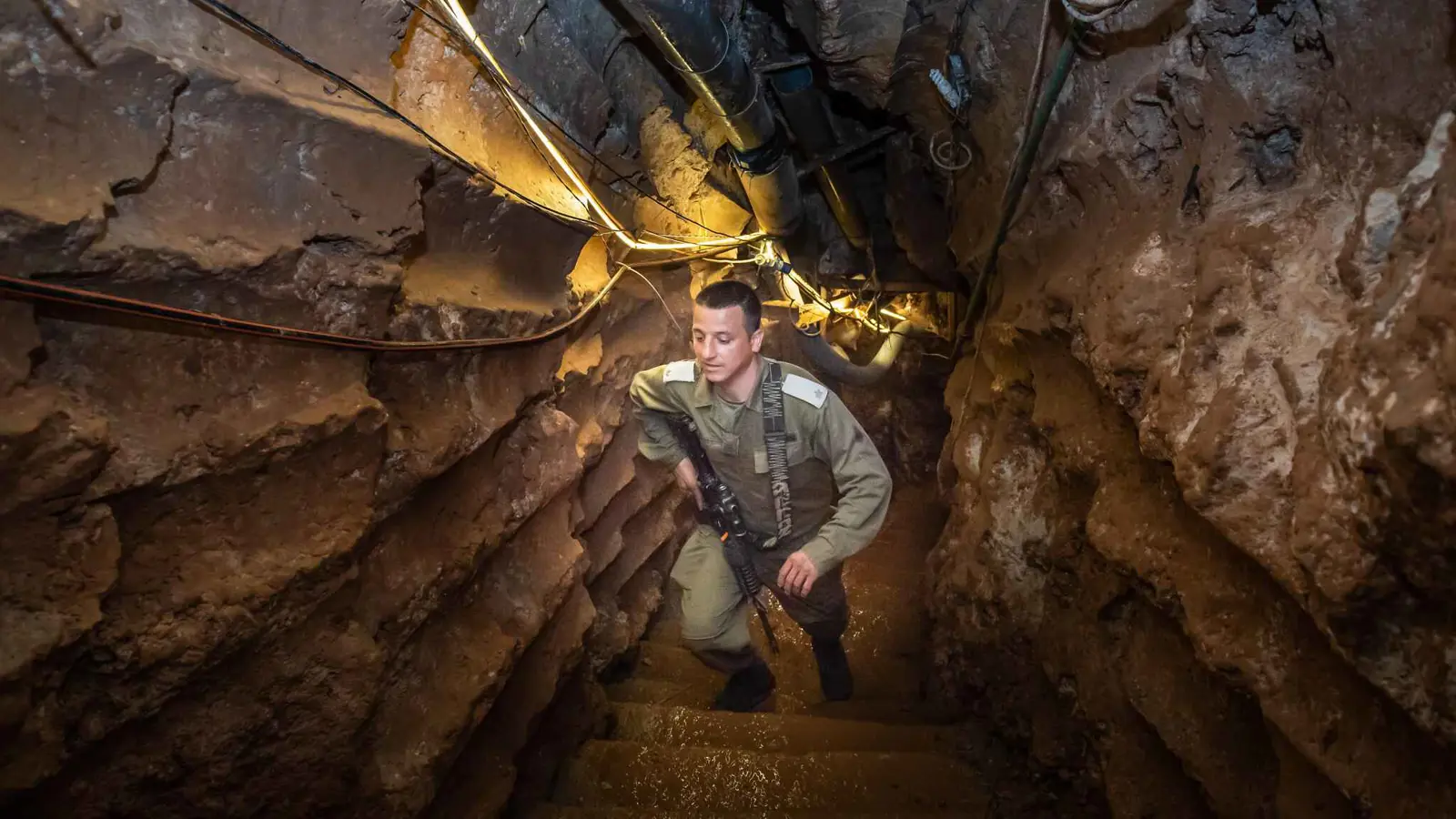 "بلومبيرغ": قادة في "حزب الله" فروا إلى سوريا عبر شبكة أنفاق