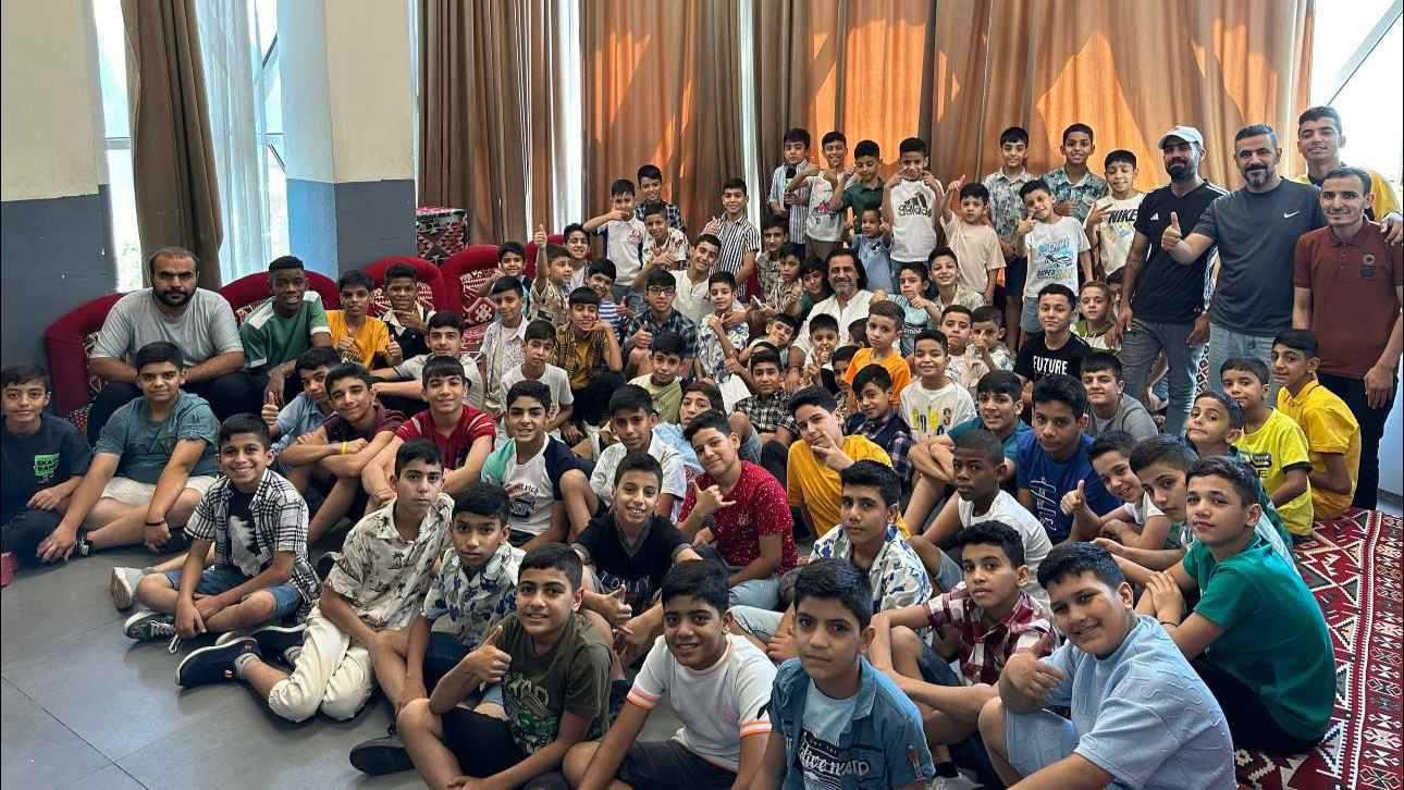 يتنقل بين 7 مدارس في بغداد.. "أبو الأيتام" يروي تجربته مع الطلاب (فيديو)