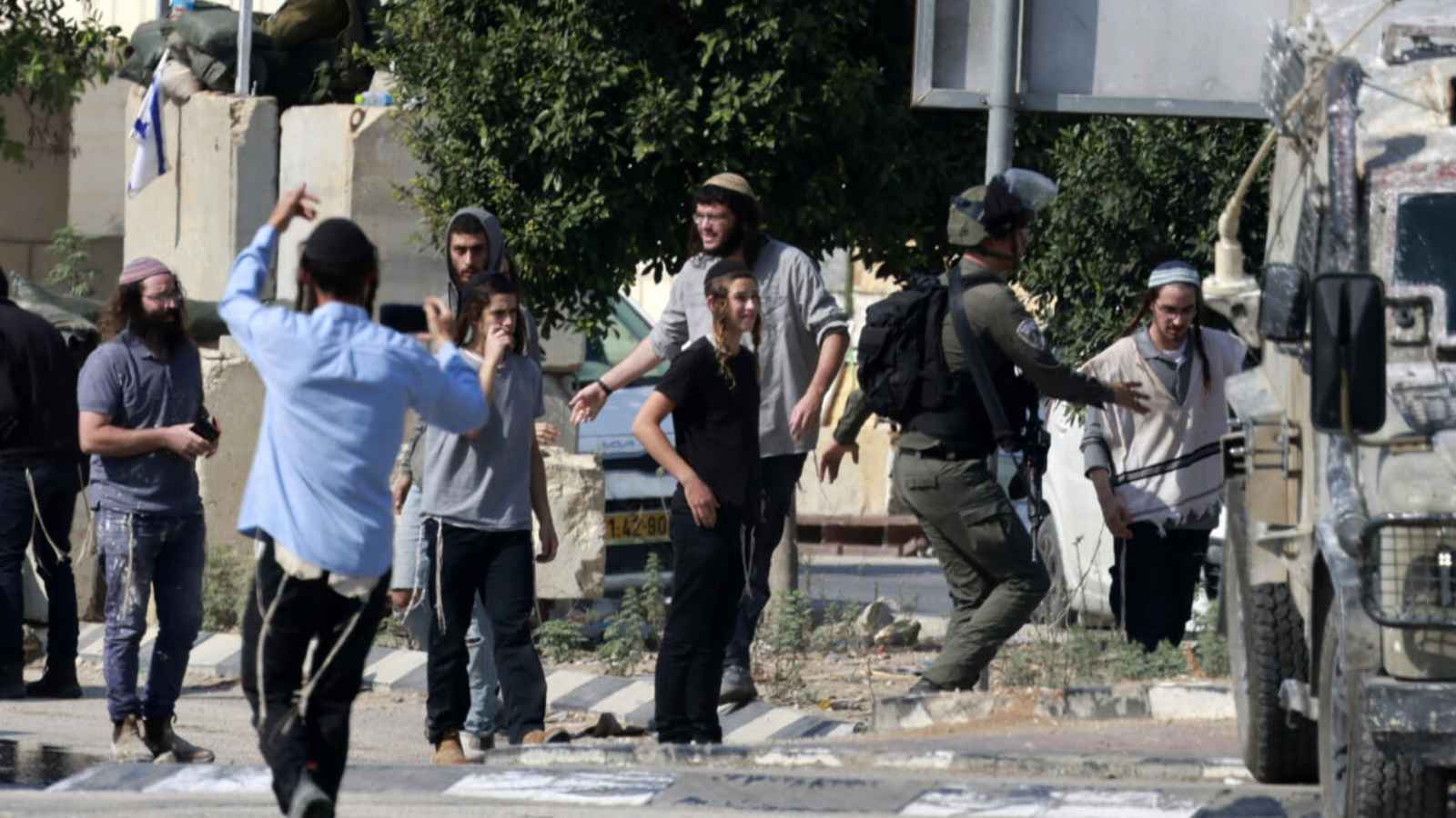 مستوطنون يهاجمون قرية وسط الضفة الغربية