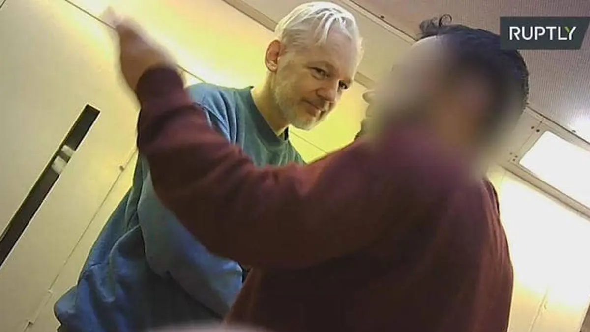 شاهد.. تسريب مقطع فيديو يوثق حياة جوليان أسانغ داخل السجن