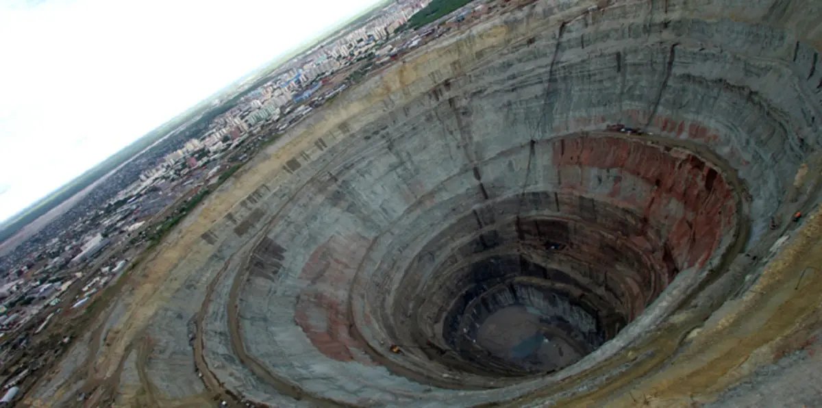 العثور على مخلوق غامض داخل منجم ألماس في سيبيريا