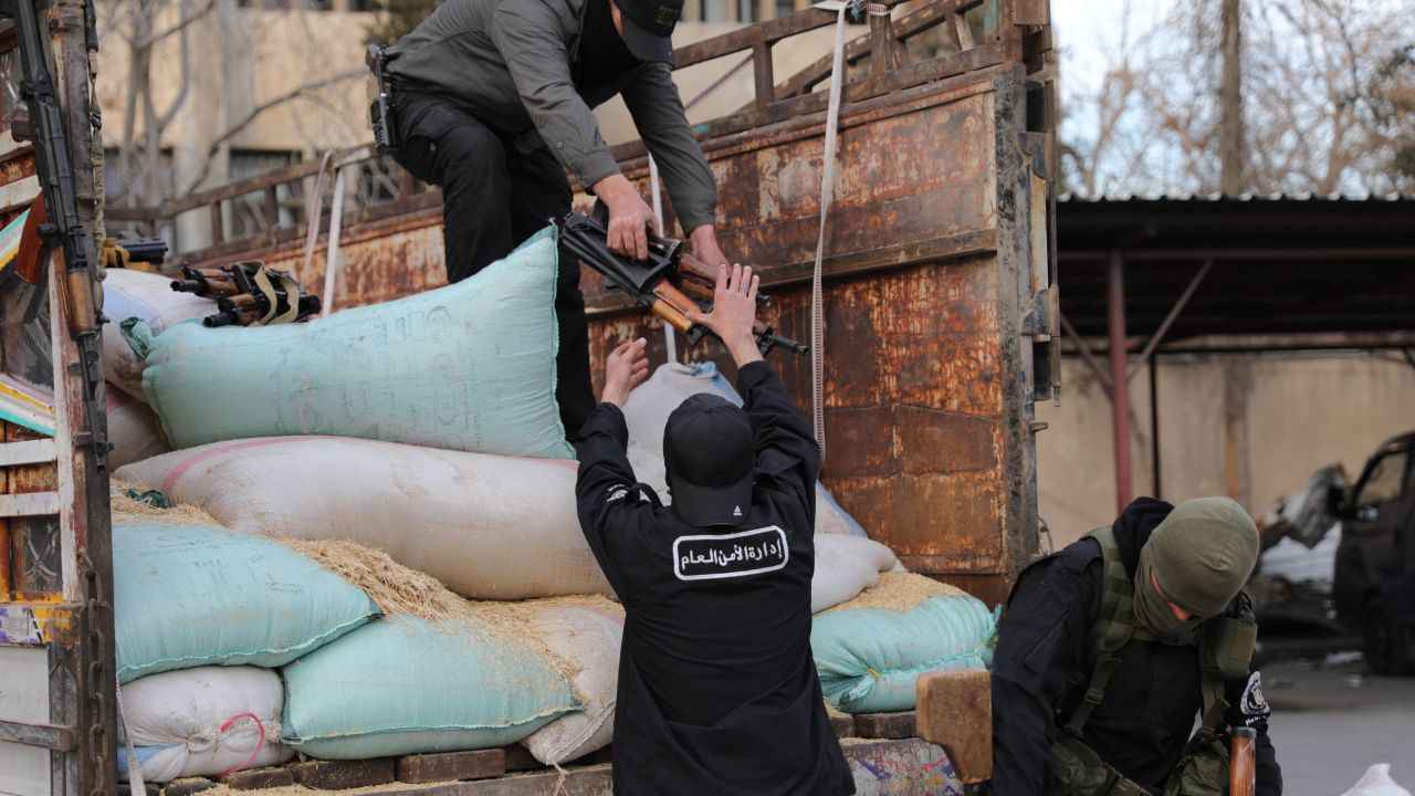 الأمن السوري يحبط تهريب أسلحة وصواريخ متجهة إلى لبنان (صور)