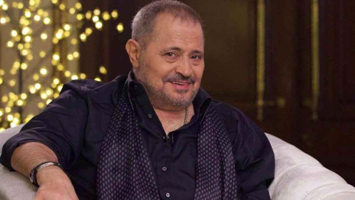 يلعب "النرد" في المقهى.. جورج وسوف يرد على إشاعة وفاته (فيديو)