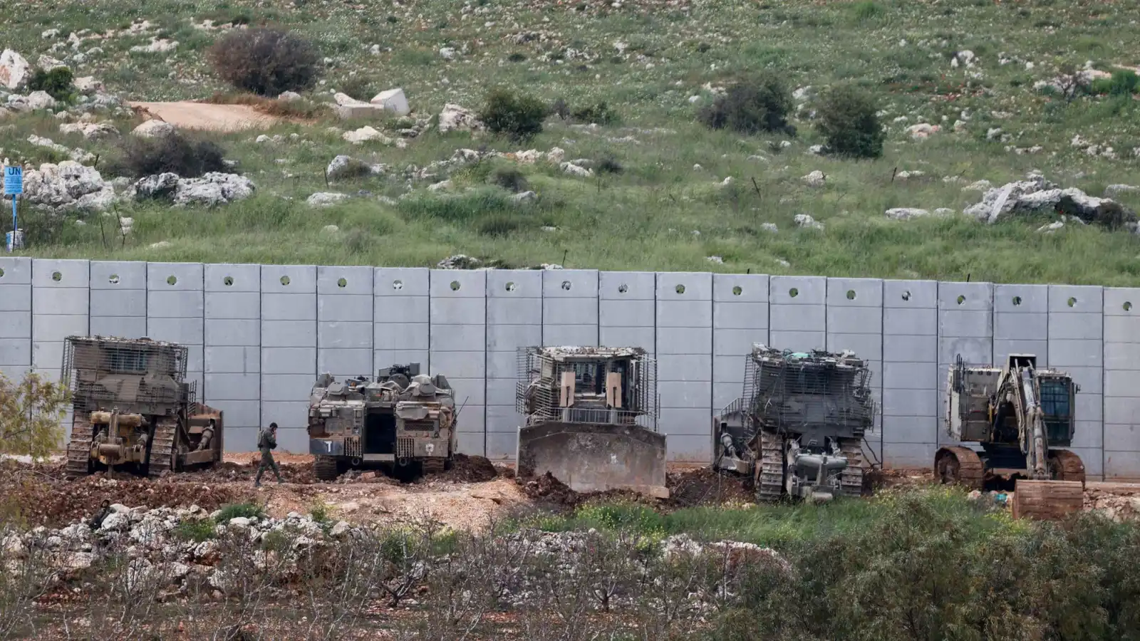 الجيش الإسرائيلي يحشد "روبوتات" لحسم المواجهة مع حزب الله