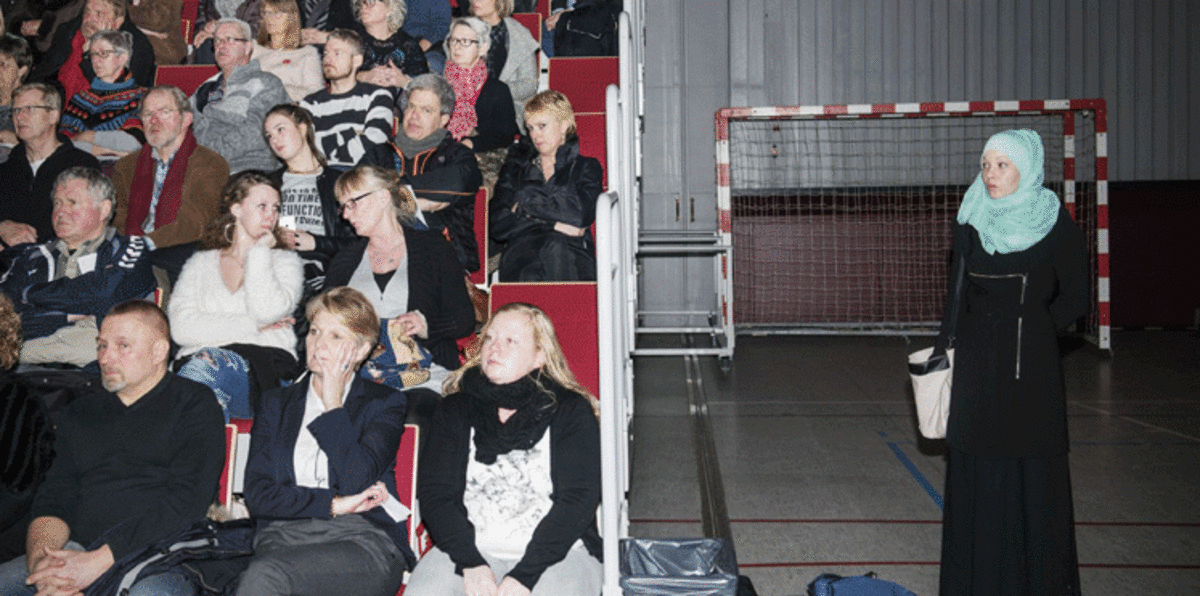 هذه الصورة باتت ترمز لعزلة المسلمين في الغرب