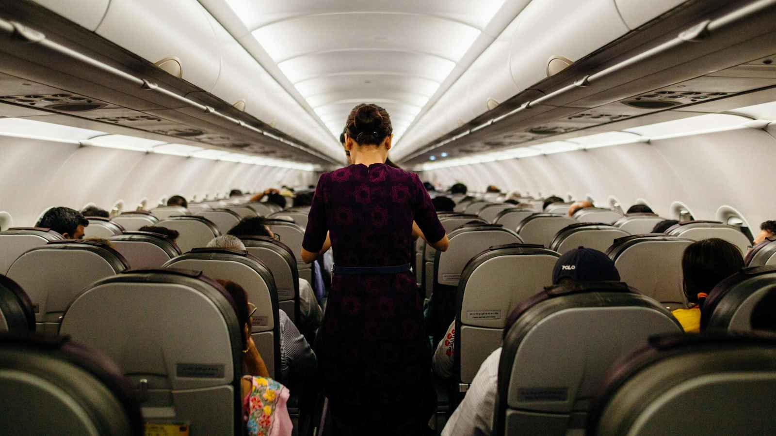 مضيفة تكشف أسراراً صادمة عن طعام ومشروبات الطائرات