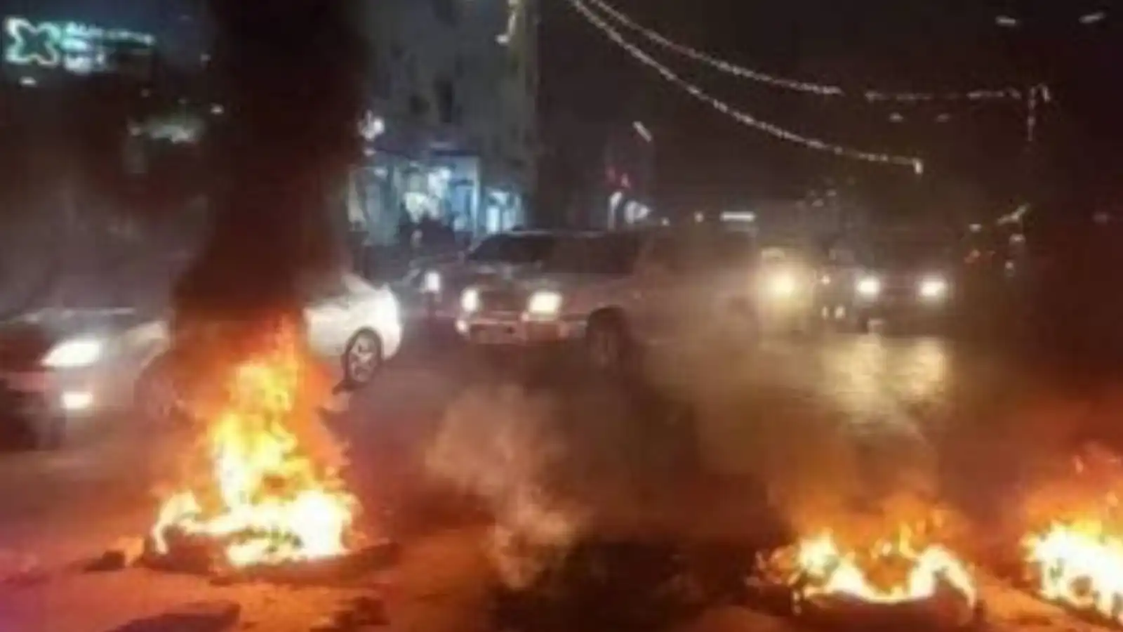 احتجاجات غاضبة تعم عدن بعد انقطاع كلي للكهرباء (فيديو وصور)