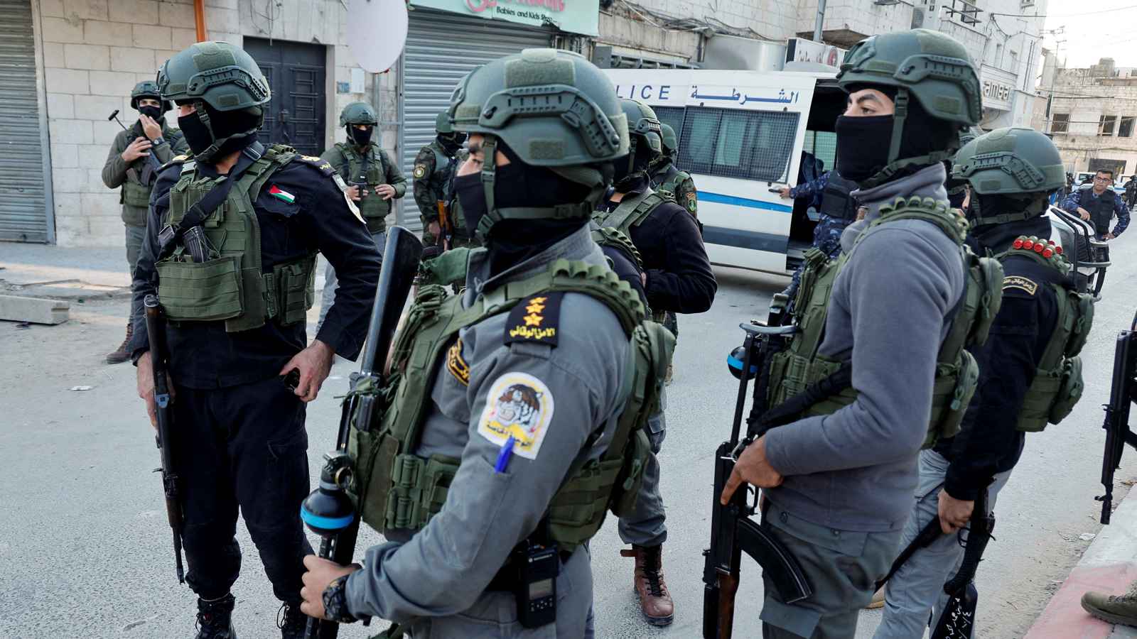 دخلوا "قبر يوسف" خلسة.. الأمن الفلسطيني ينقذ 20 إسرائيليا