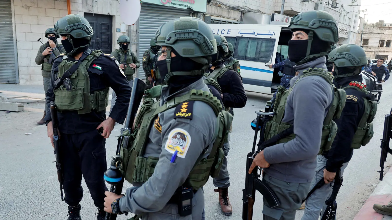 دخلوا "قبر يوسف" خلسة.. الأمن الفلسطيني ينقذ 20 إسرائيليا