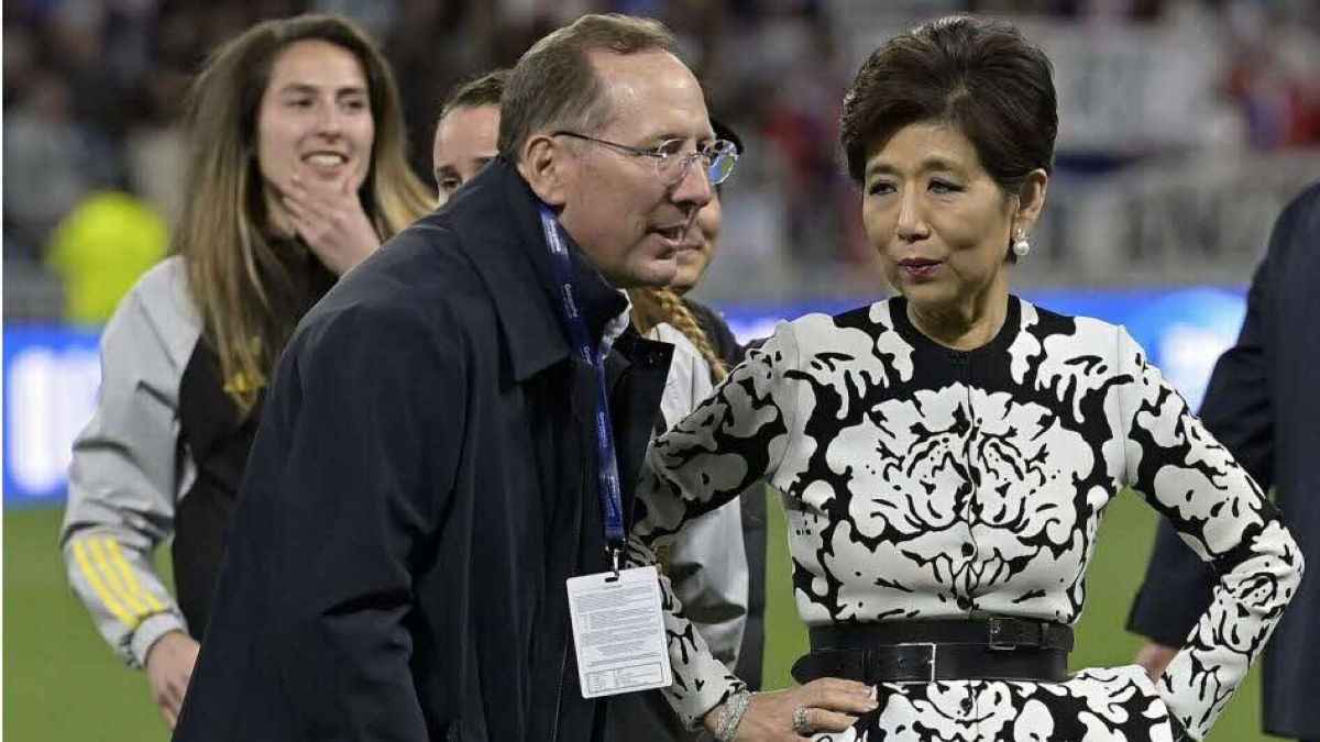 إمرأة تظهر في الواجهة.. تطورات كبرى في ليون الفرنسي بعد الهبوط للدرجة الثانية