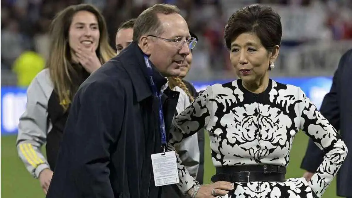 إمرأة تظهر في الواجهة.. تطورات كبرى في ليون الفرنسي بعد الهبوط للدرجة الثانية