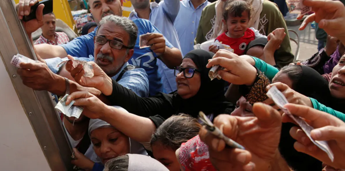 انهيار الجنيه المصري على مواقع التواصل الاجتماعي.. مع تزايد الضغوط على الاقتصاد