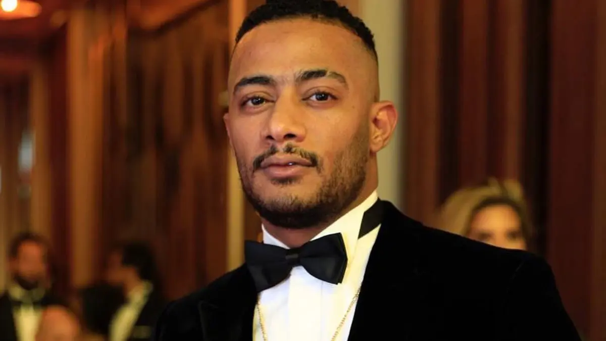 محمد رمضان يسقط على الأرض في مهرجان ضيافة دبي (فيديو)