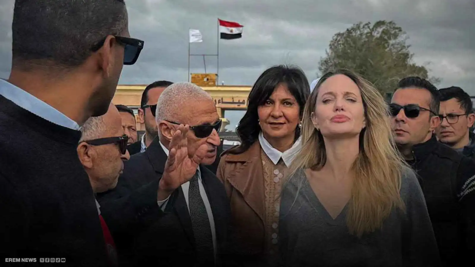 حبر على "كرتونة إغاثة".. ماذا كتبت أنجلينا جولي للغزيين؟