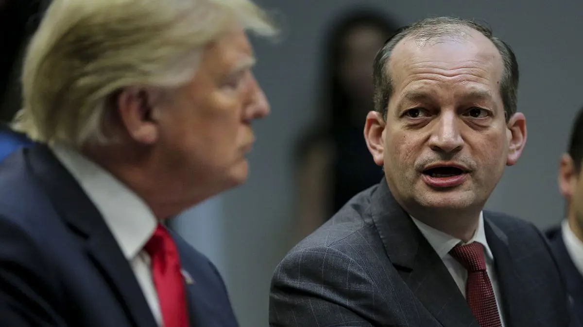 وزير أمريكي يرفض الاستقالة بسبب قرار اتخذه قبل 10 سنوات