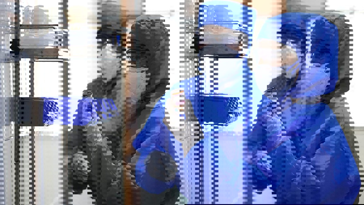 بمعاطف المطر والخوذات.. أطباء الهند يكافحون كورونا في غياب وسائل الوقاية‎