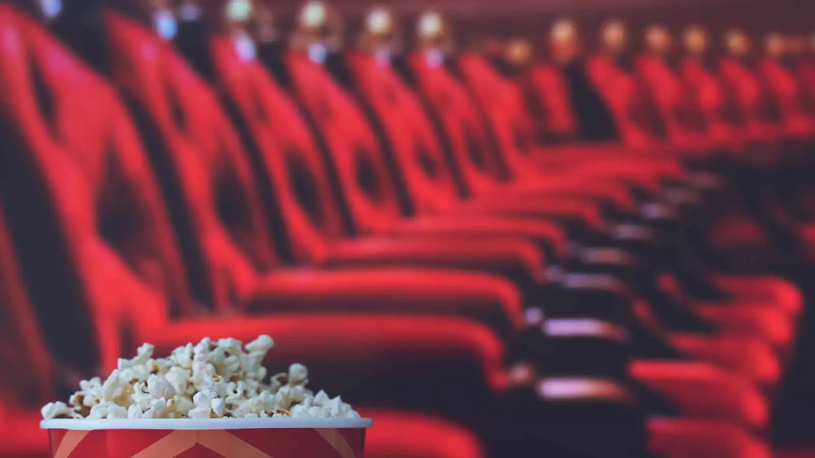 معركة "وارنر براذرز" تشعل مخاوف هوليوود من نهاية عصر السينما