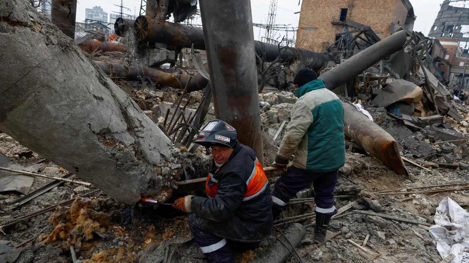 بين النار والتفاوض.. أوكرانيا تواجه مرحلة حاسمة في "اختبار الصمود"